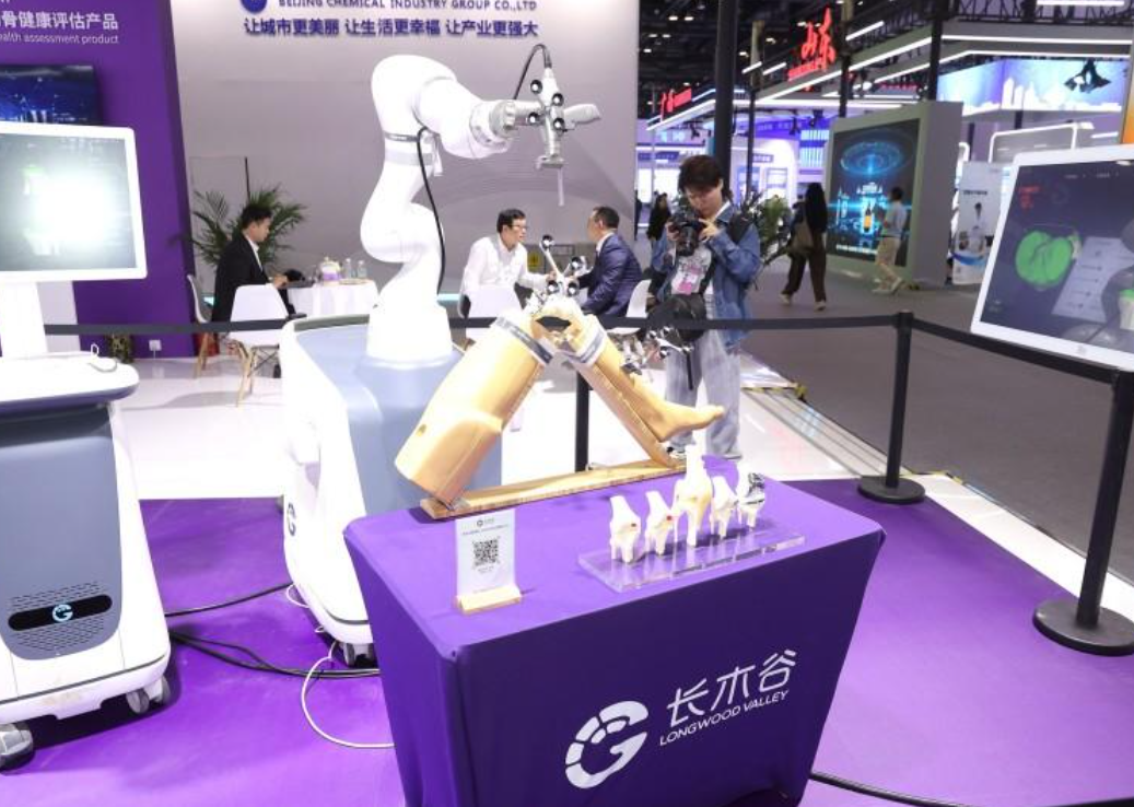 全球首台AI全骨科手术机器人ROPA亮相科博会
